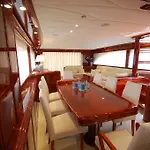 Motor Yacht Dandy Botel Barcelona
