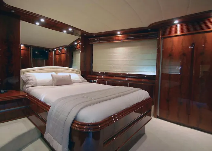Motor Yacht Dandy 3* Barcelona