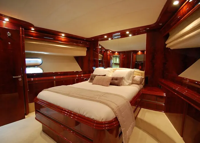 Motor Yacht Dandy Hotel en barco 3*