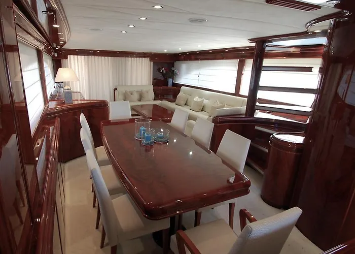 Botel Motor Yacht Dandy
