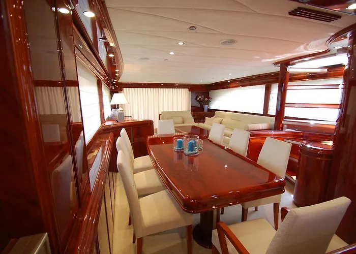 Motor Yacht Dandy Botel Barcelona