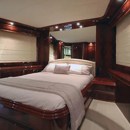 Motor Yacht Dandy Hotel en barco 3*