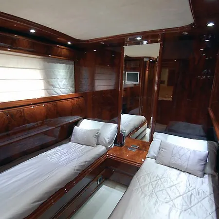 Hotel en barco Motor Yacht Dandy Barcelona