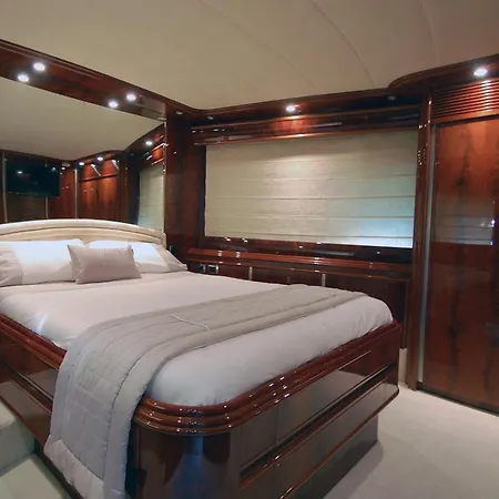 Motor Yacht Dandy 3* Barcelona
