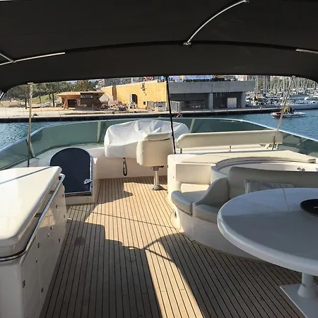 Motor Yacht Dandy Hotel en barco 3*