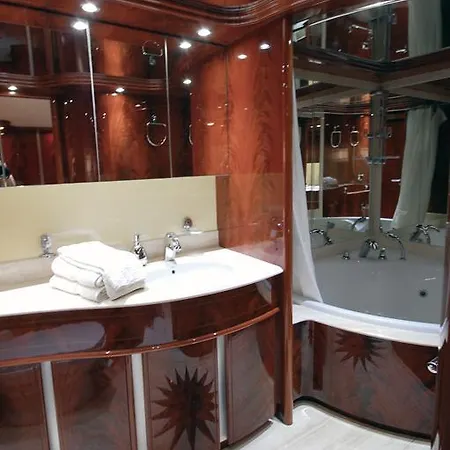 Hotel en barco Motor Yacht Dandy 3*