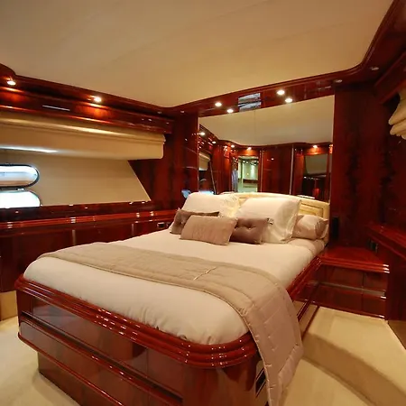 Motor Yacht Dandy Hotel en barco 3*