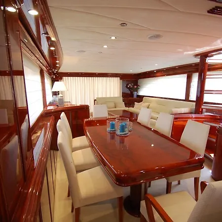 Motor Yacht Dandy Hotel en barco Barcelona